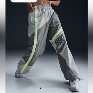 Women’s Nike Sportswear Mid-rise Loose Woven Open-Hem Pants